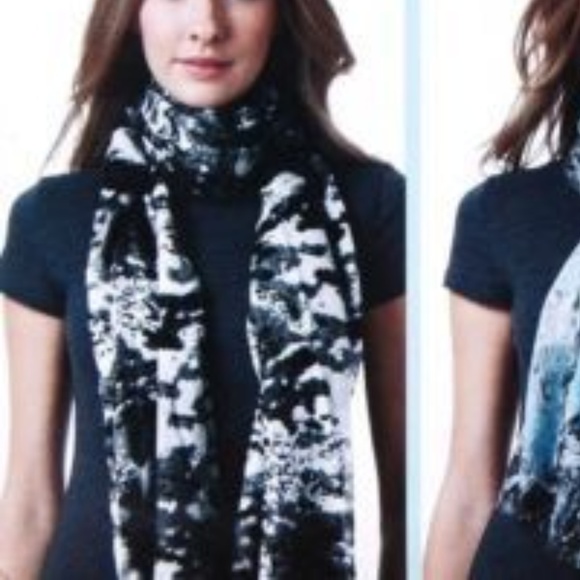 Celeste Cashmere Blend Printed Scarf 32'' x 80" - Picture 4 of 4
